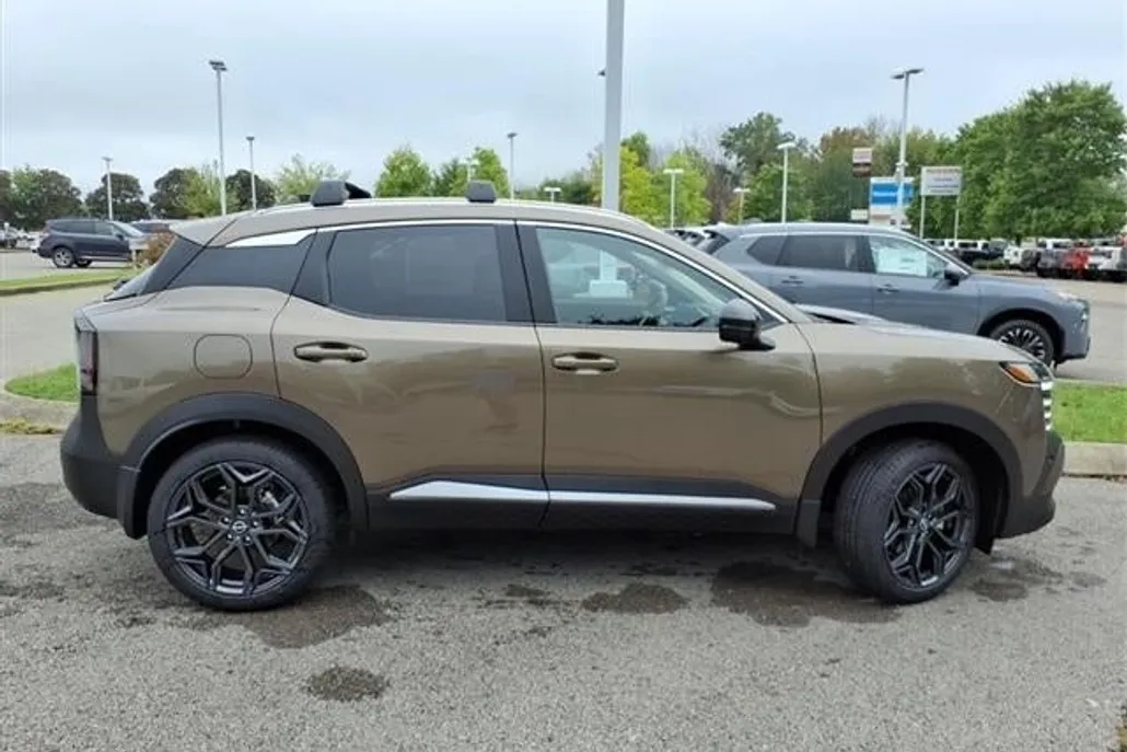 2026 Nissan Kicks SR photo 1