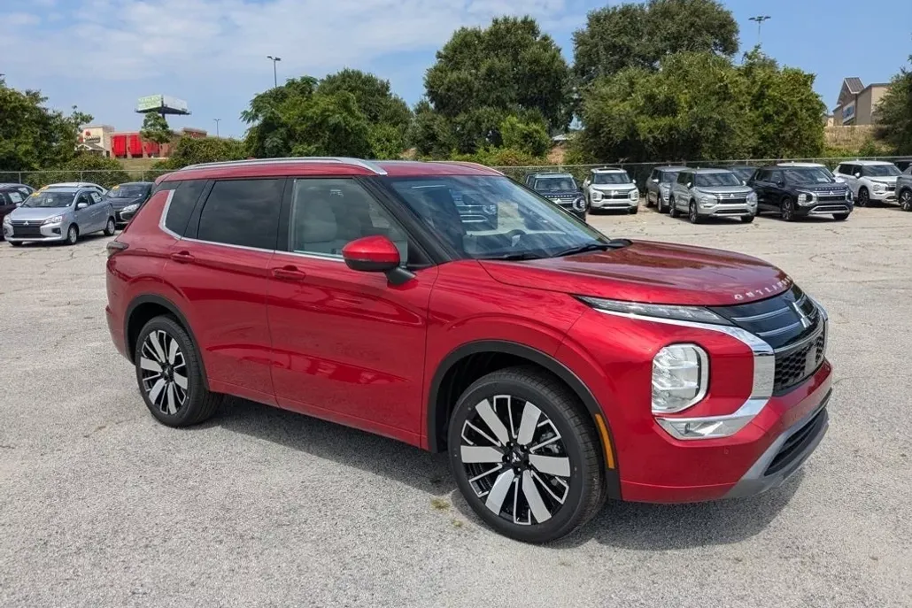 2025 Mitsubishi Outlander SEL photo 1