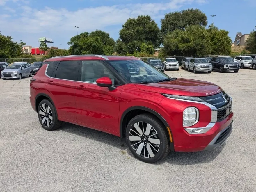 2025 Mitsubishi Outlander SEL photo 1