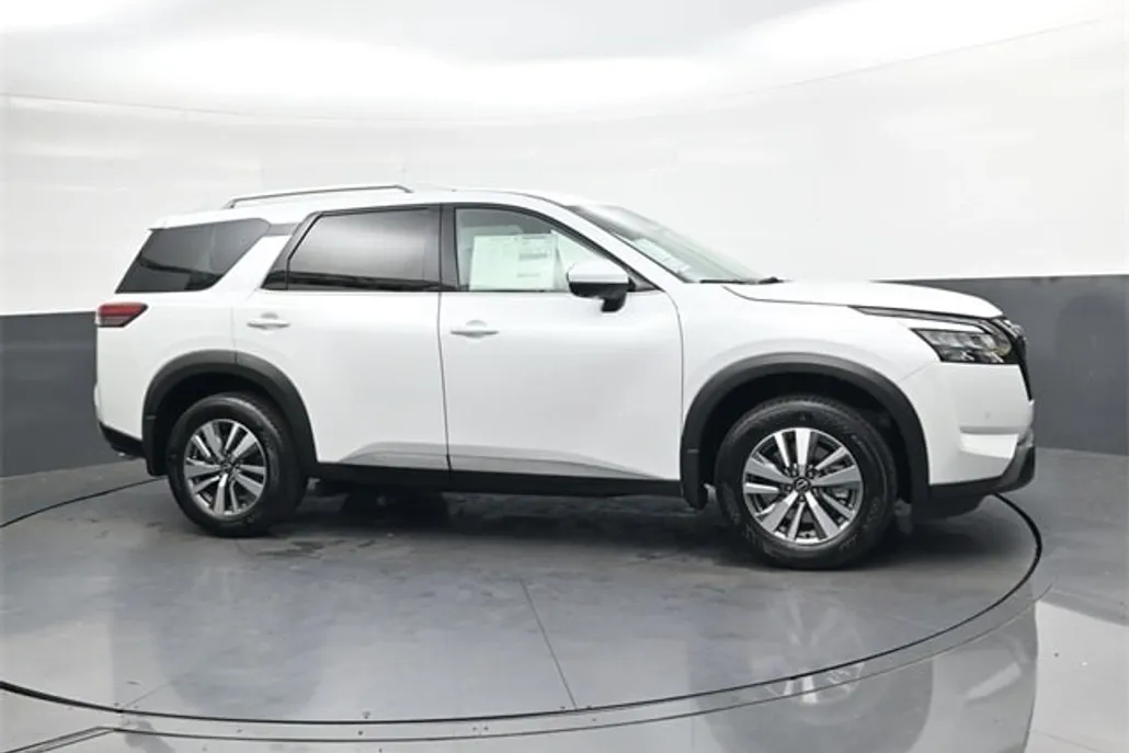 2025 Nissan Pathfinder SL photo 1