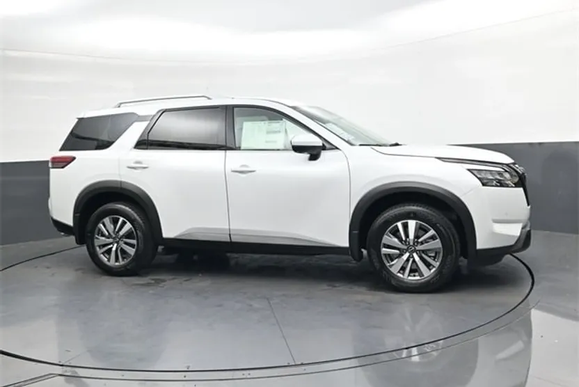 2025 Nissan Pathfinder SL photo 1