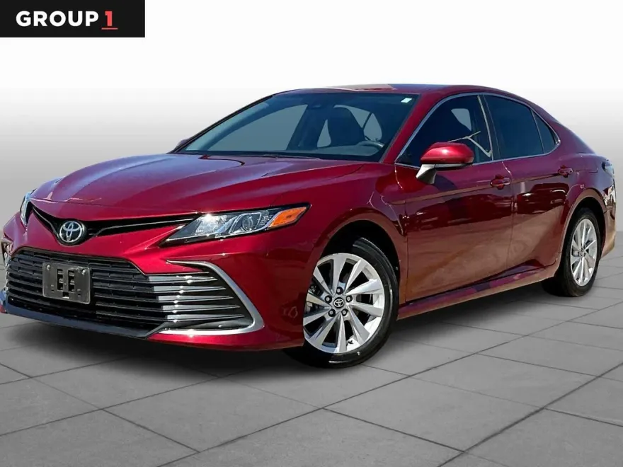 2022 Toyota Camry LE photo 1