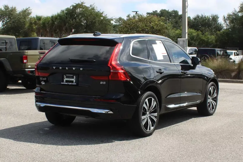 2022 Volvo XC60 B5 Inscription photo 1