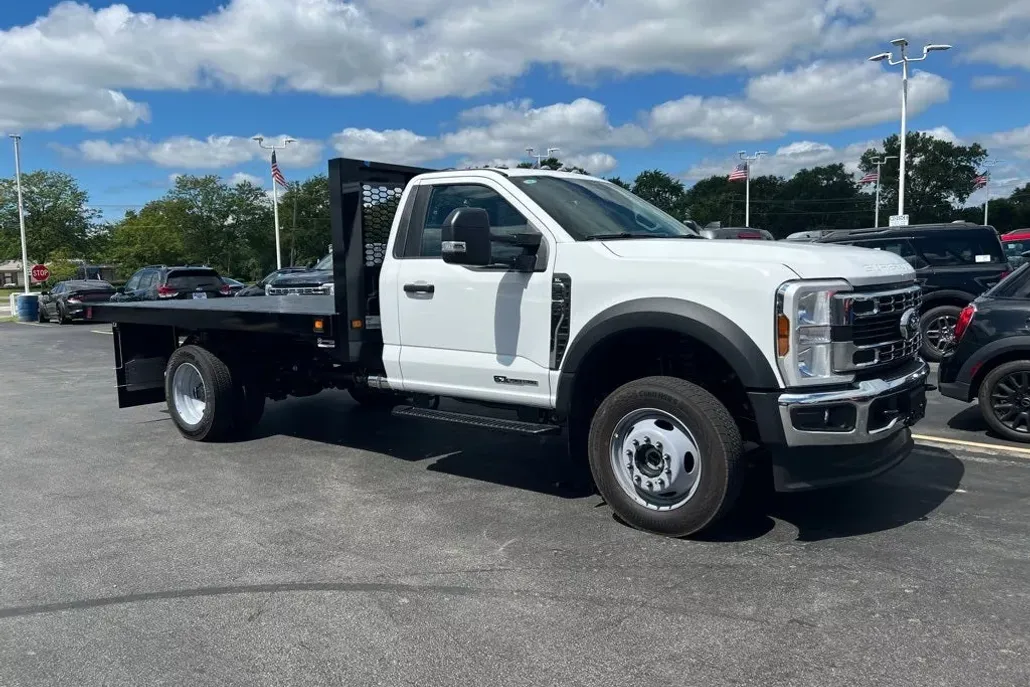 2025 Ford F-550 photo 1