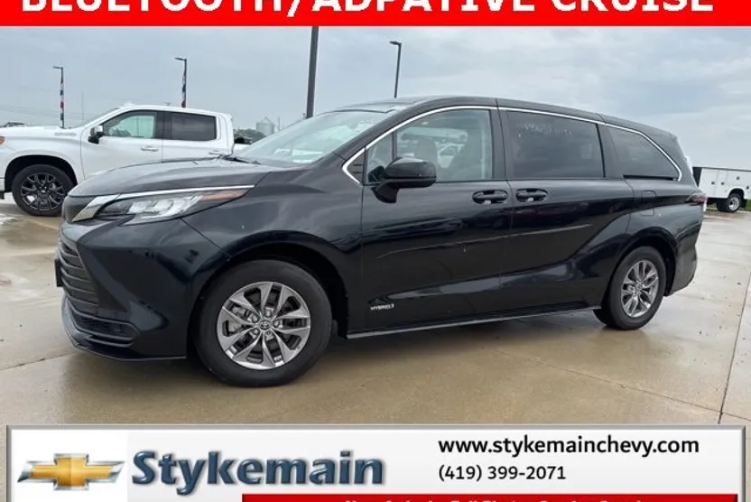 2021 Toyota Sienna LE photo 1