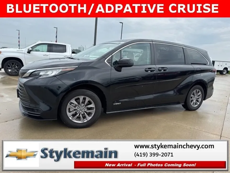2021 Toyota Sienna LE photo 1