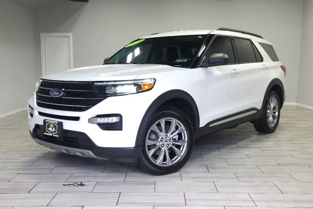 2022 Ford Explorer XLT photo 1
