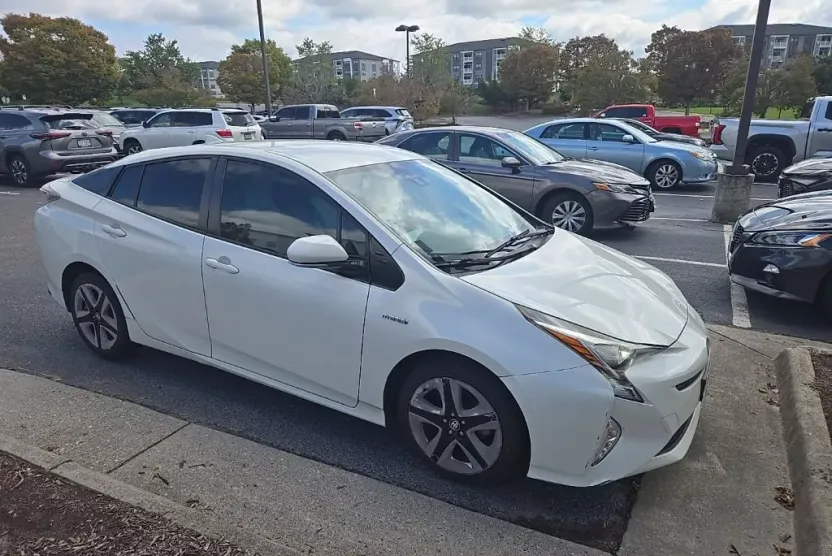 2017 Toyota Prius Three Touring photo 1