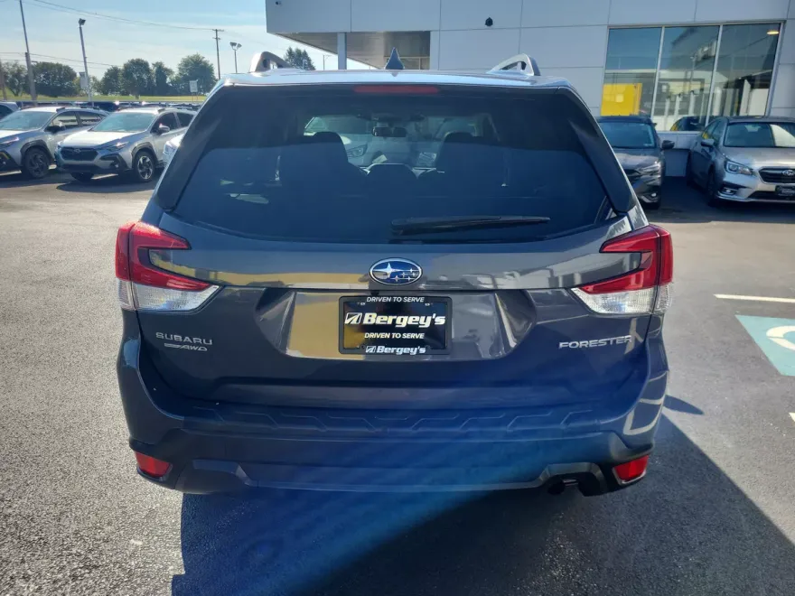 2022 Subaru Forester Premium photo 1