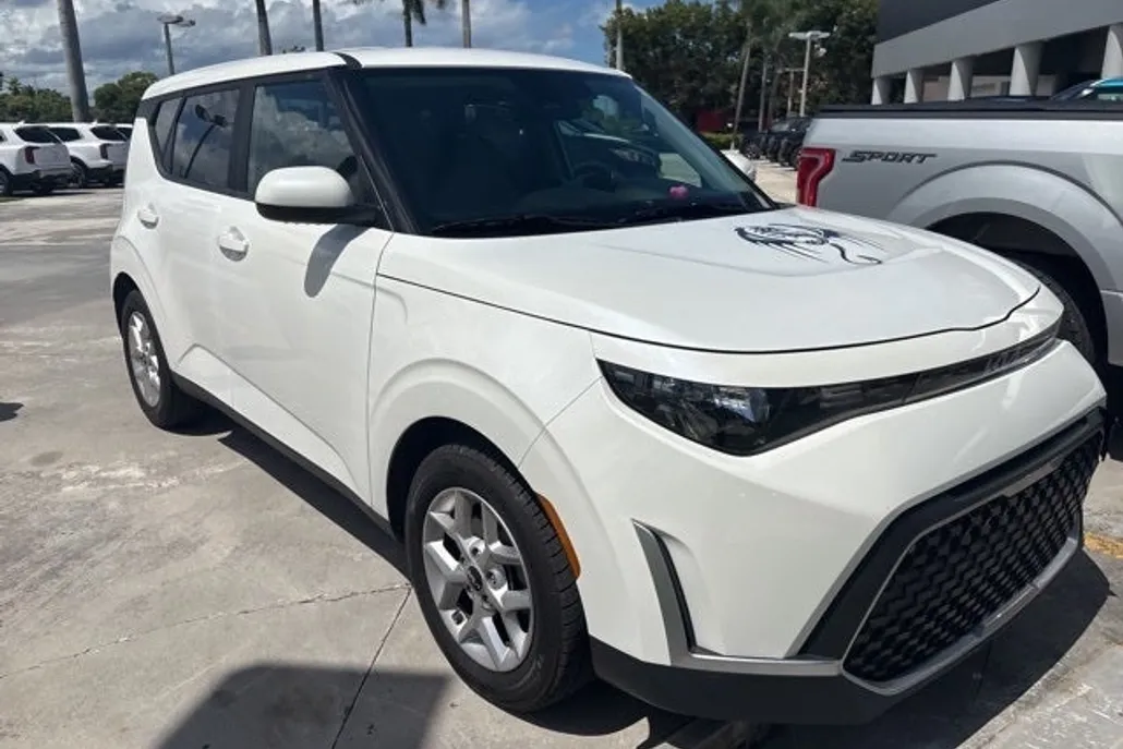 2023 Kia Soul LX photo 1