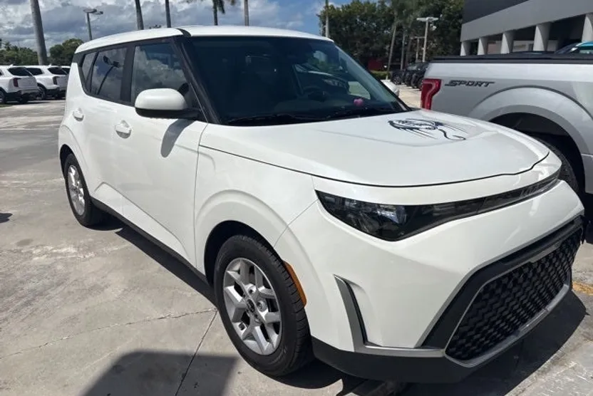 2023 Kia Soul LX photo 1