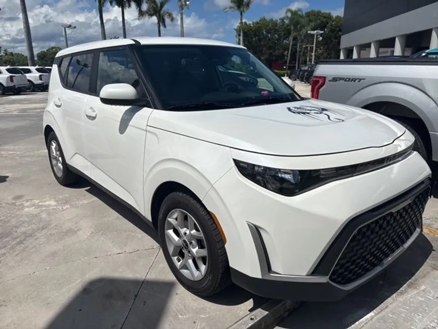 2023 Kia Soul LX photo 1