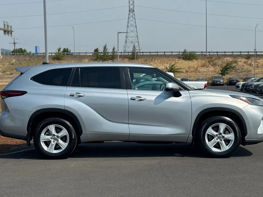 2024 Toyota Highlander LE photo 1
