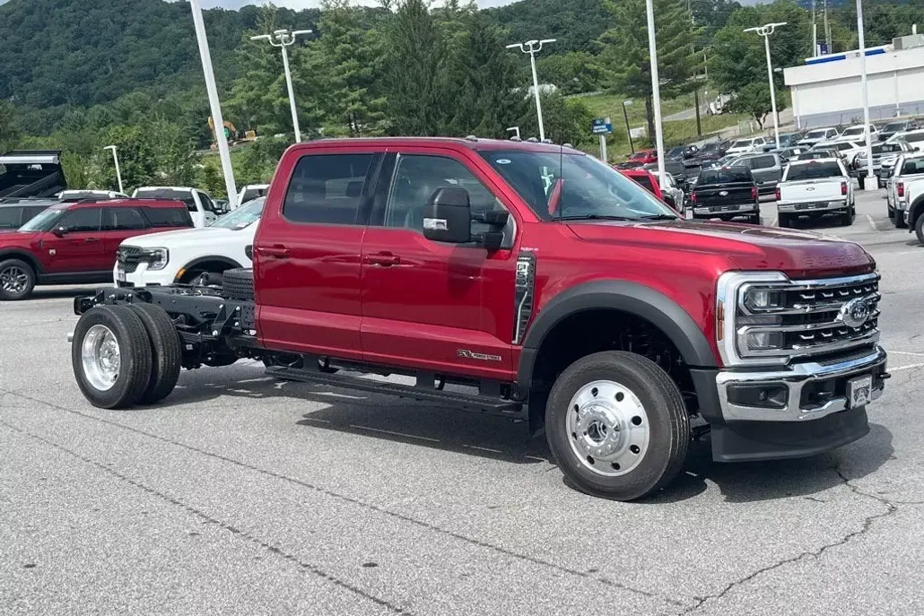 2025 Ford F-550 Lariat photo 1