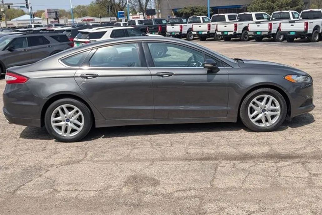 2016 Ford Fusion SE photo 1