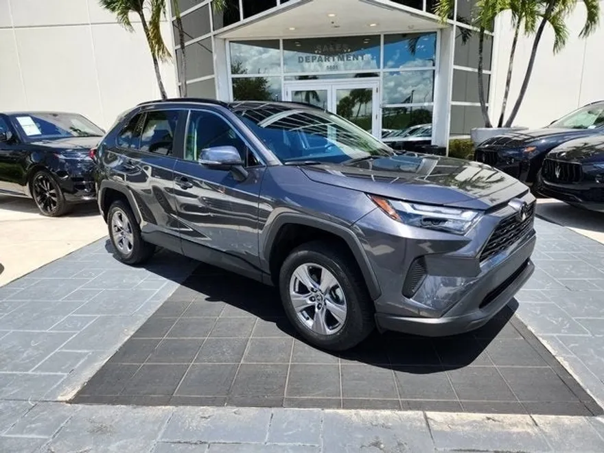 2023 Toyota RAV4 XLE photo 1