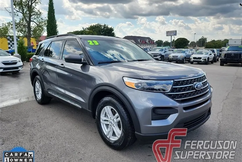 2023 Ford Explorer XLT photo 1