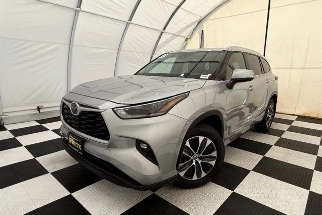 2021 Toyota Highlander XLE photo 1