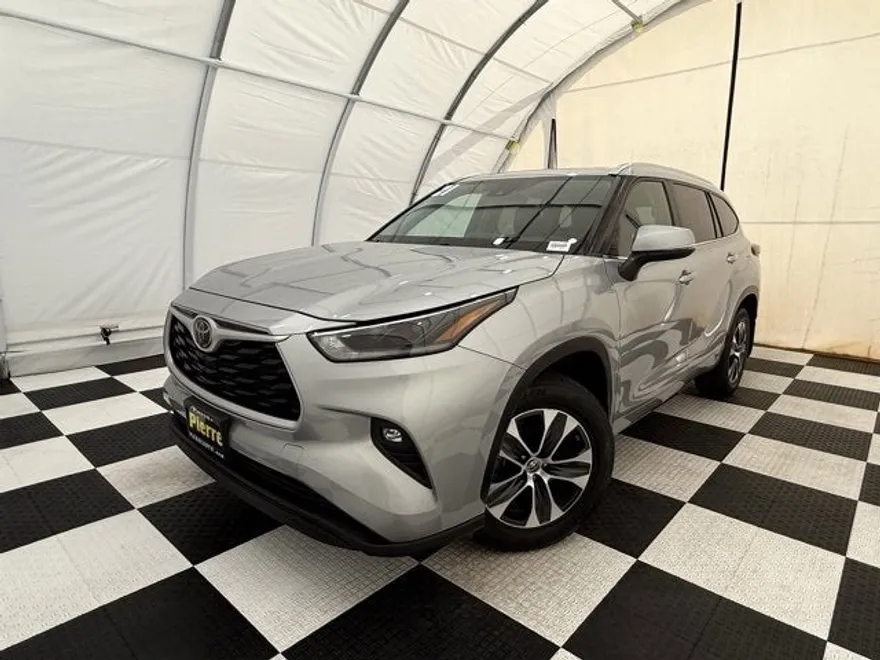 2021 Toyota Highlander XLE photo 1