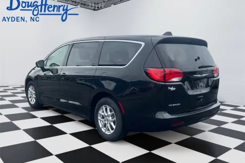 2023 Chrysler Voyager LX photo 3