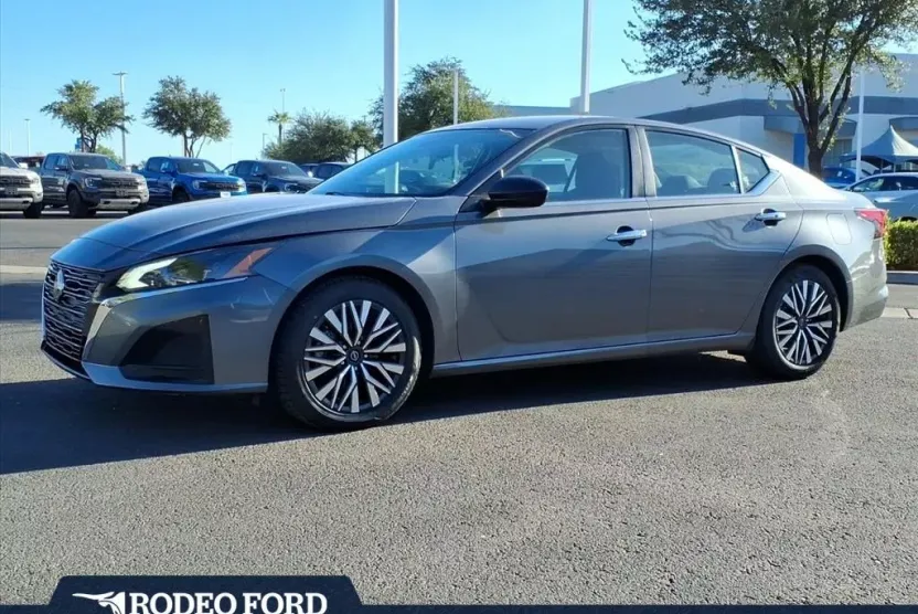2024 Nissan Altima 2.5 SV photo 1