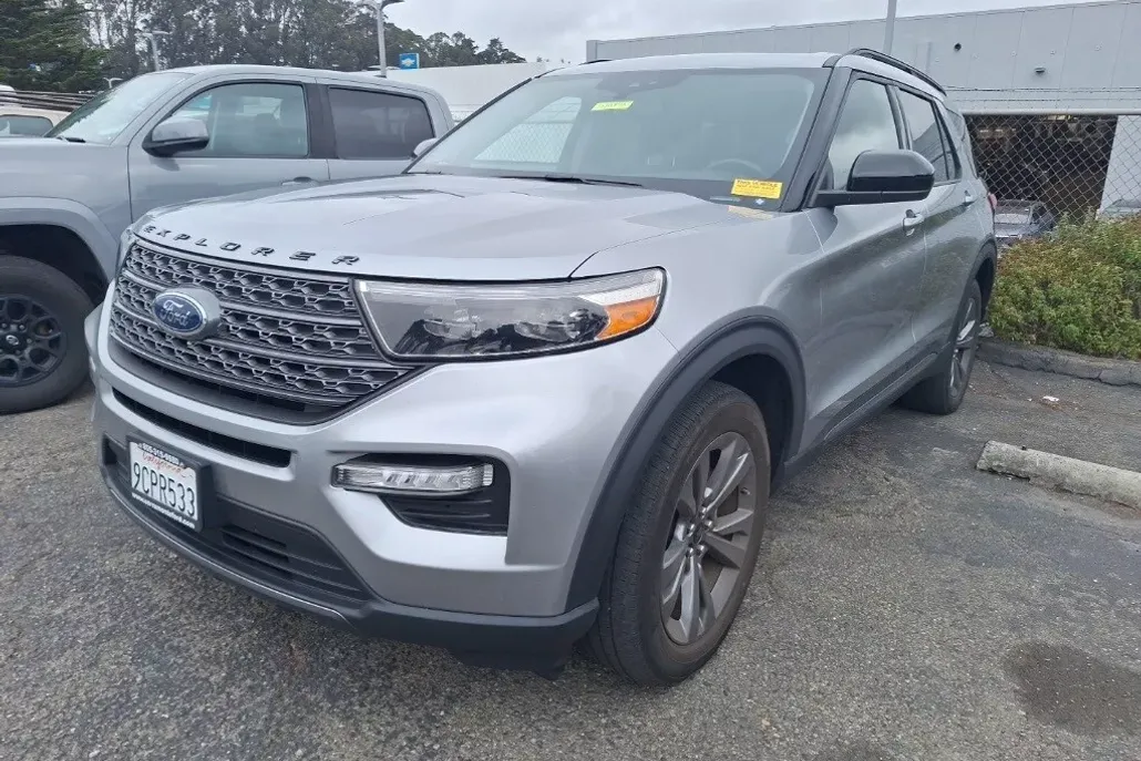 2022 Ford Explorer XLT photo 1