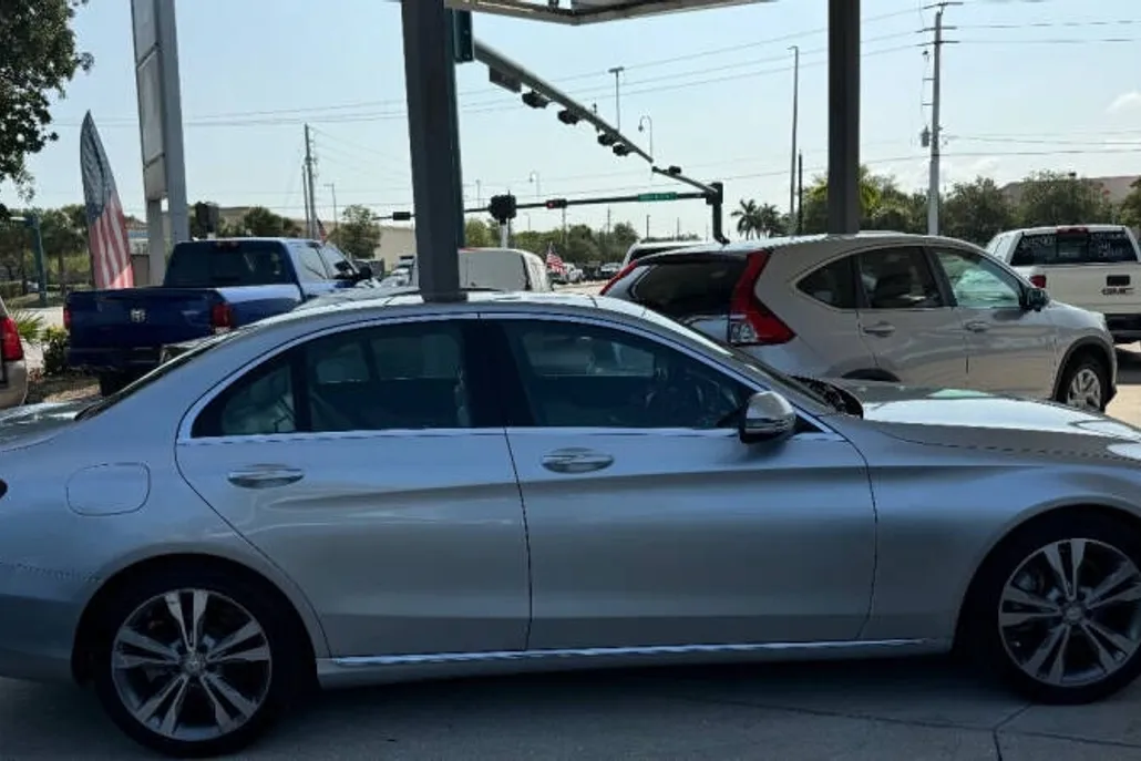 2017 Mercedes Benz C 300 Luxury photo 1