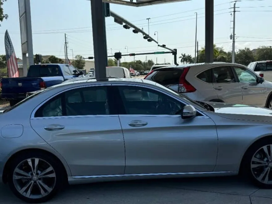 2017 Mercedes Benz C 300 Luxury photo 1