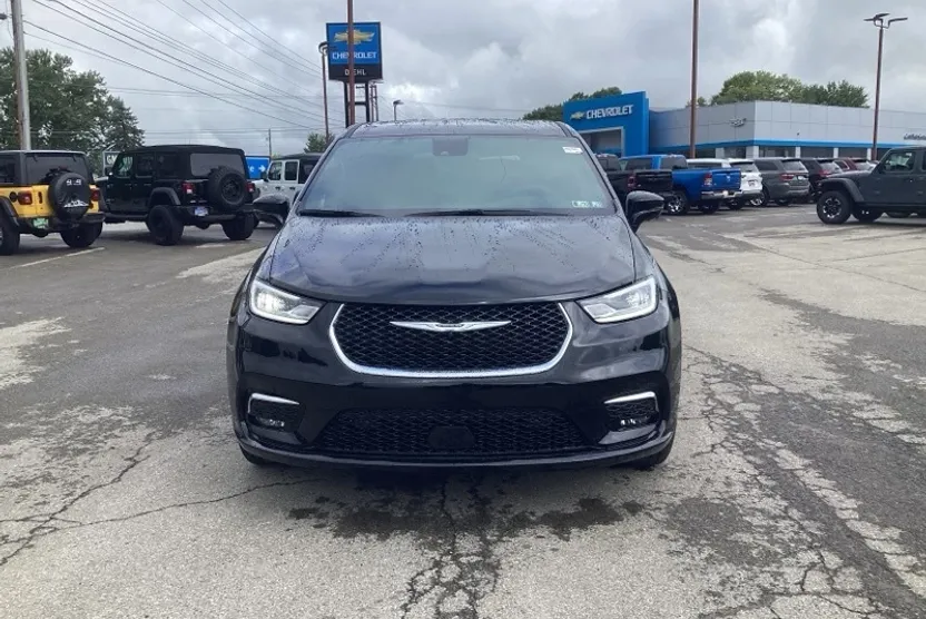2026 Chrysler Pacifica photo 1