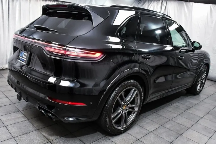 2022 Porsche Cayenne GTS photo 1
