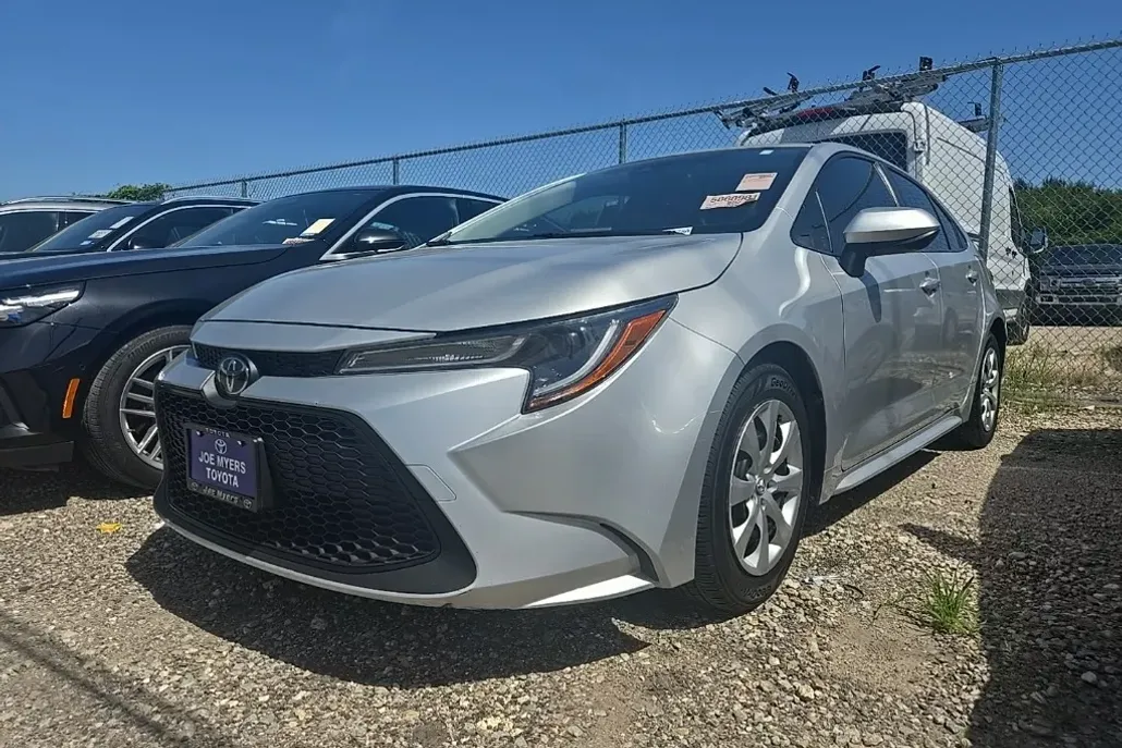 2022 Toyota Corolla LE photo 1