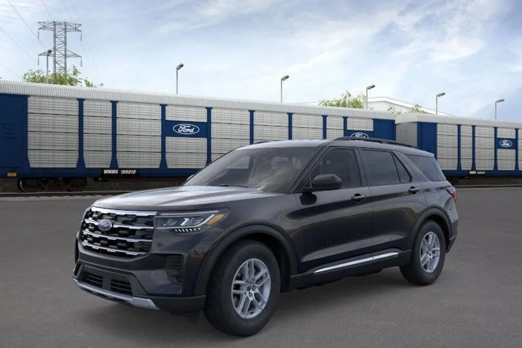 2025 Ford Explorer photo 1