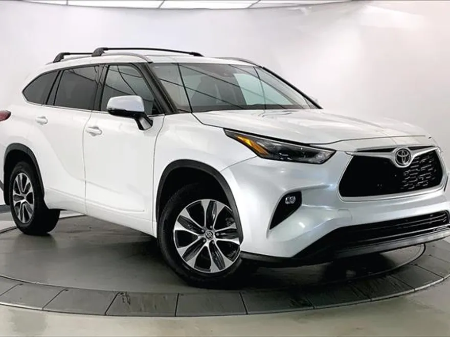 2022 Toyota Highlander XLE photo 1