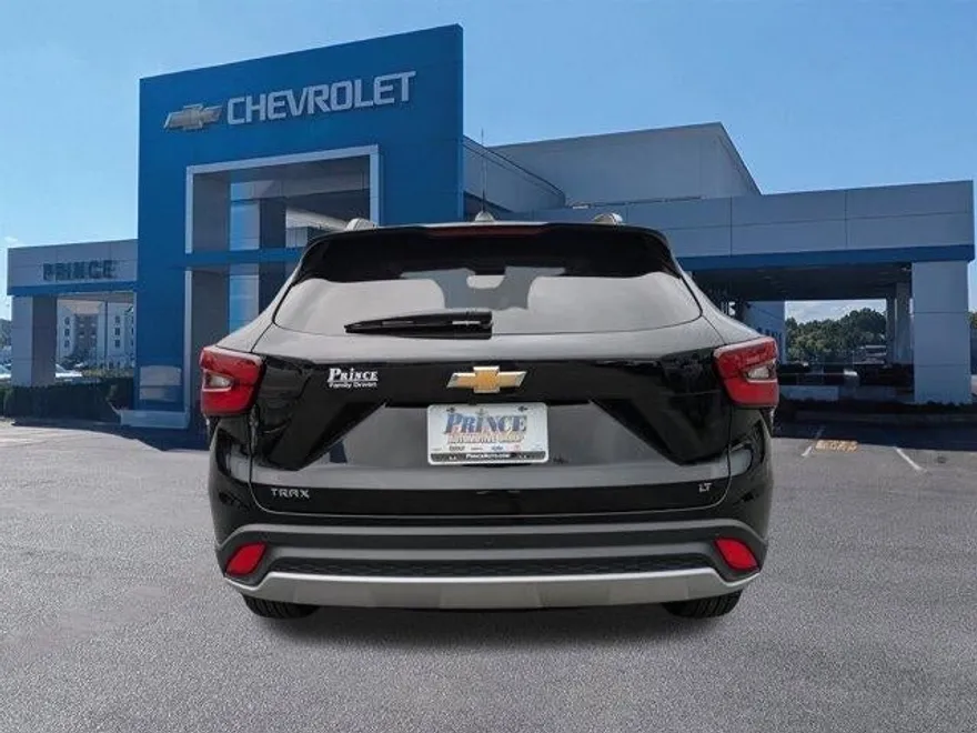 2025 Chevrolet Trax LT photo 1
