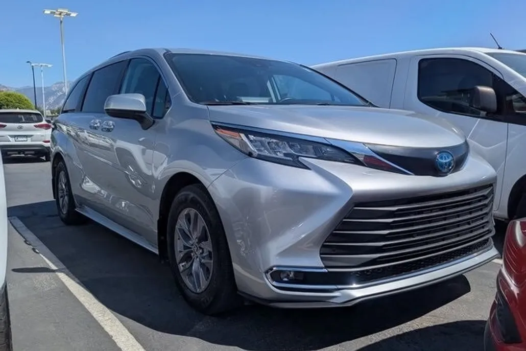 2023 Toyota Sienna XLE photo 1