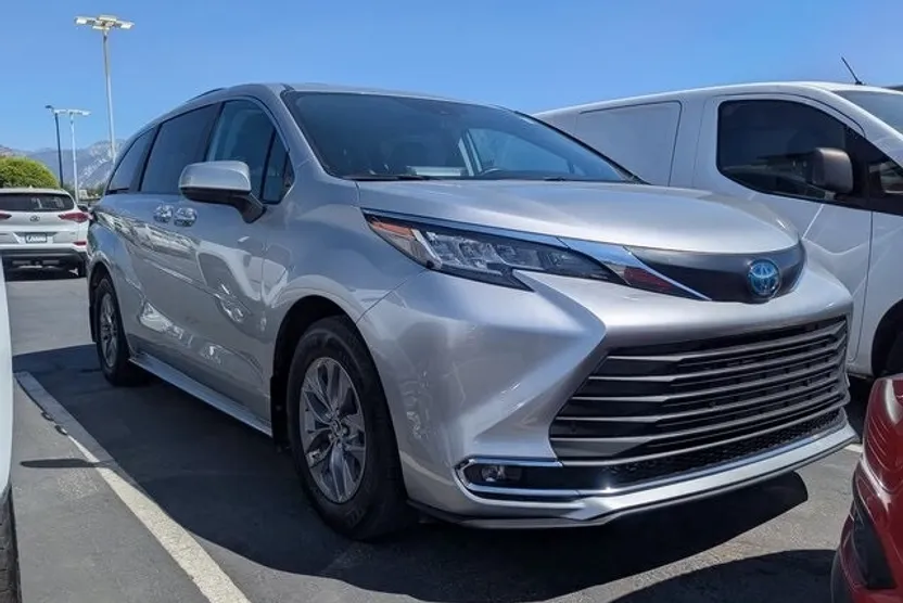 2023 Toyota Sienna XLE photo 1