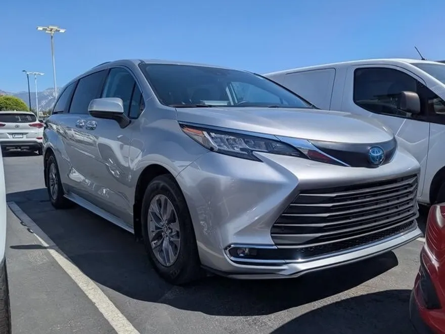 2023 Toyota Sienna XLE photo 1