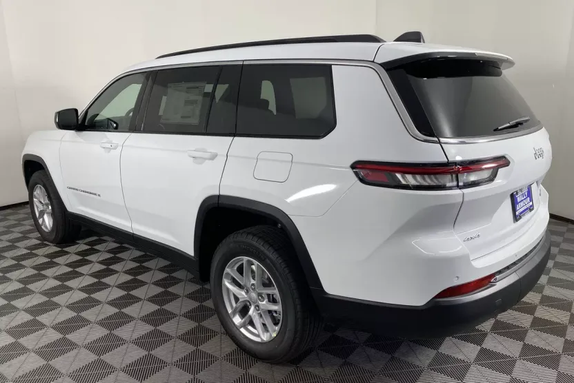 2025 Jeep Grand Cherokee Laredo Altitude photo 1