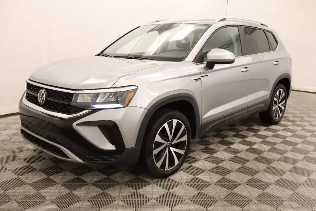 2024 Volkswagen Taos SE photo 1