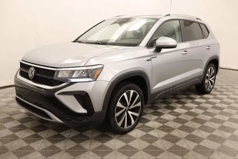 2024 Volkswagen Taos SE photo 1