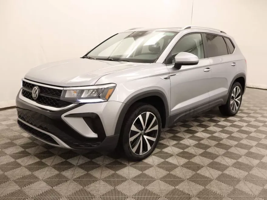 2024 Volkswagen Taos SE photo 1