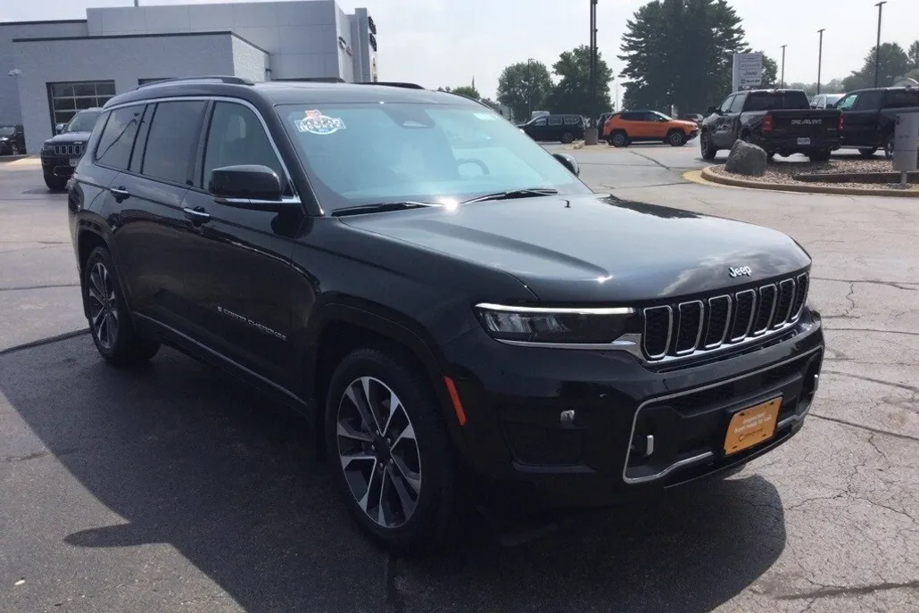 2023 Jeep Grand Cherokee Overland photo 1