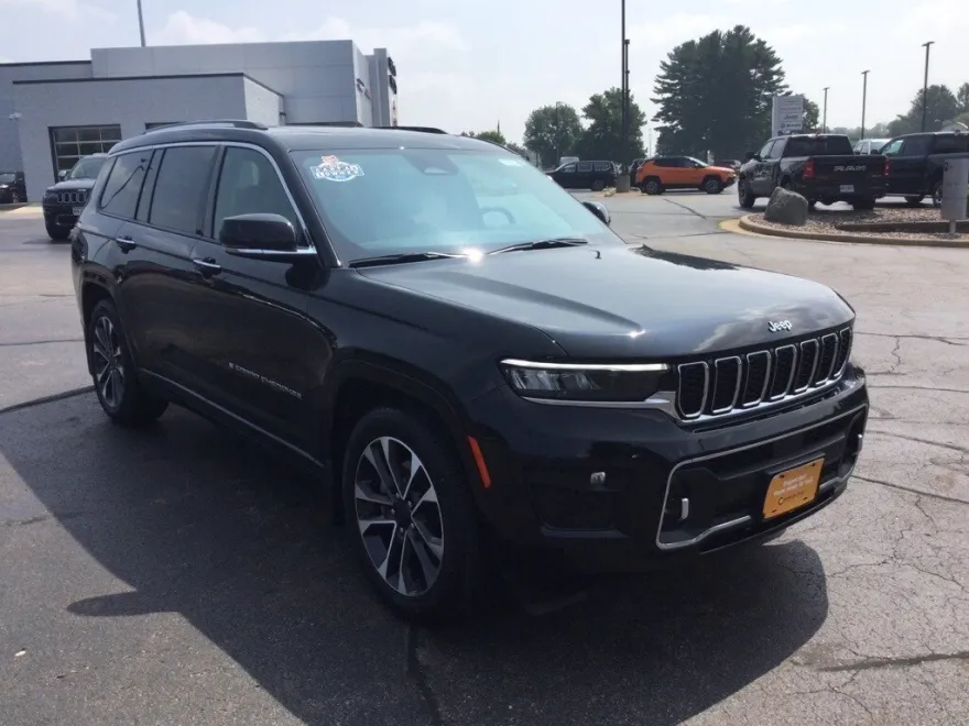 2023 Jeep Grand Cherokee Overland photo 1