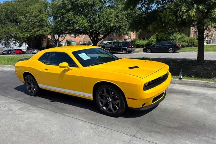 2017 Dodge Challenger SXT photo 1