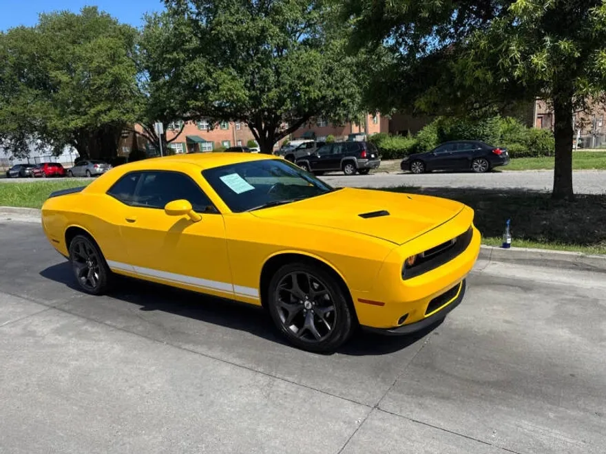2017 Dodge Challenger SXT photo 1
