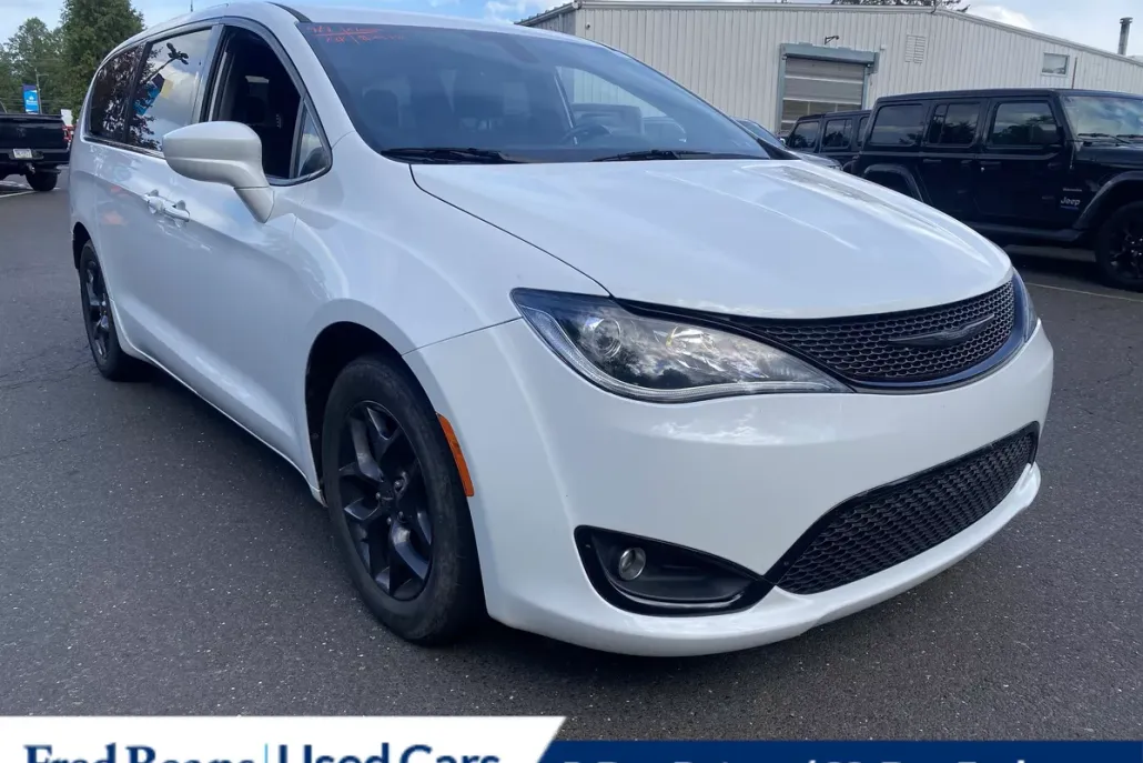 2020 Chrysler Pacifica Touring photo 1