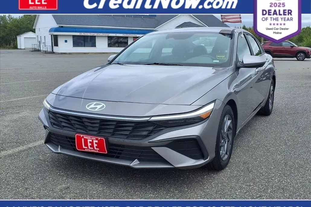 2024 Hyundai Elantra SEL photo 1