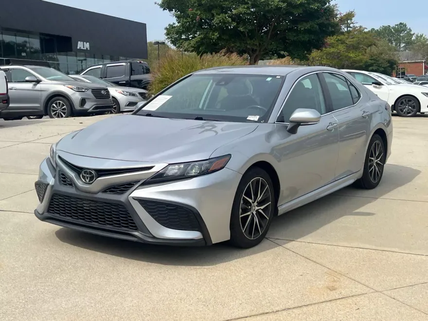 2022 Toyota Camry SE photo 1