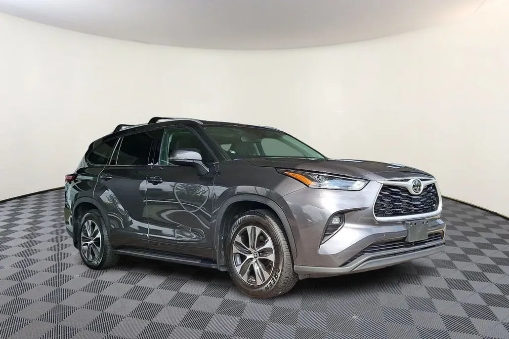 2022 Toyota Highlander XLE photo 1