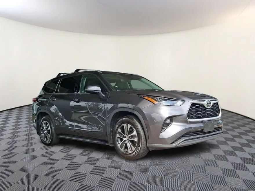 2022 Toyota Highlander XLE photo 1